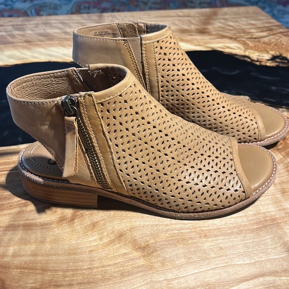 Sofft Perforated Leather Zip Sandal.  Sz 6